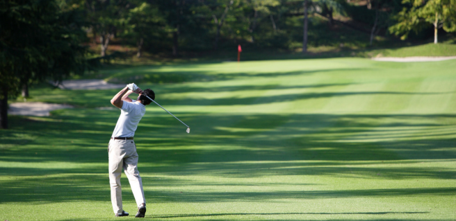 man golfing on an Opelika, Alabama golf course